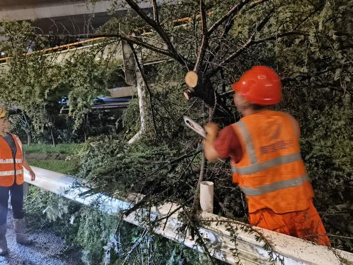 风雨逆行！这是他们的“防汛剪影”→