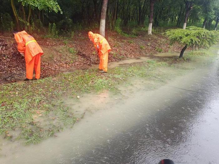 风雨逆行！这是他们的“防汛剪影”→