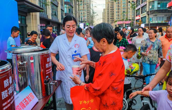 专家义诊进夜市 重庆“夜市健康摊位”引市民追捧