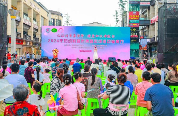 专家义诊进夜市 重庆“夜市健康摊位”引市民追捧