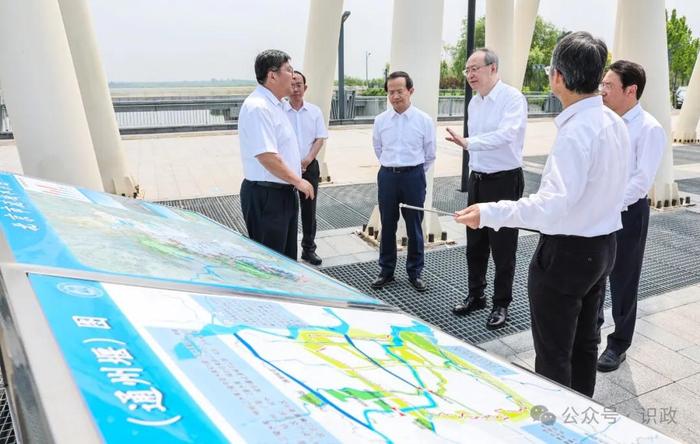 听取“通州堰”防洪工程体系情况汇报