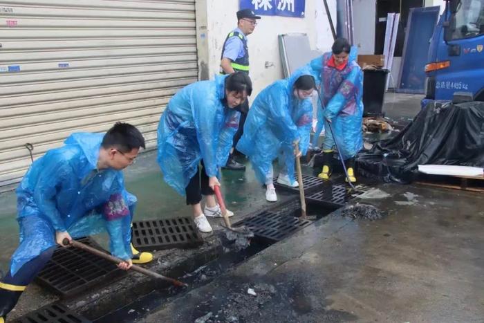 暴雨中，抢险时，我们在！