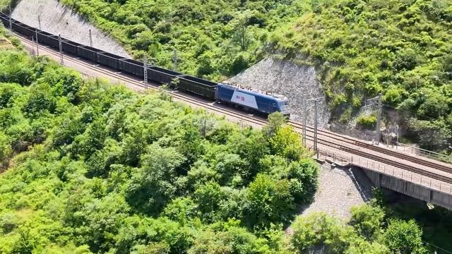 高温下的劳动者｜60度“烤箱”里的机车“急诊医生”