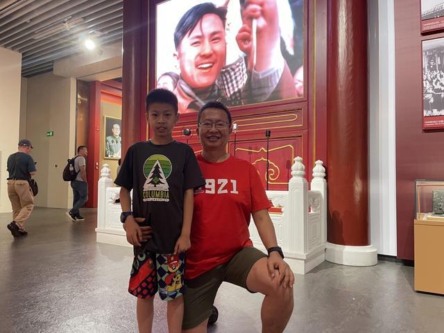父亲自驾千里带孩子来上海，为何今天专门要到这个地方