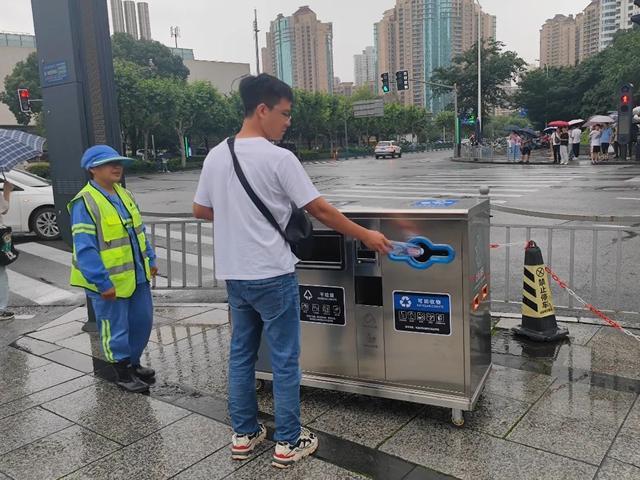 智能预警，工具收纳，这款 “移动废物箱”亮相浦东新区街头～