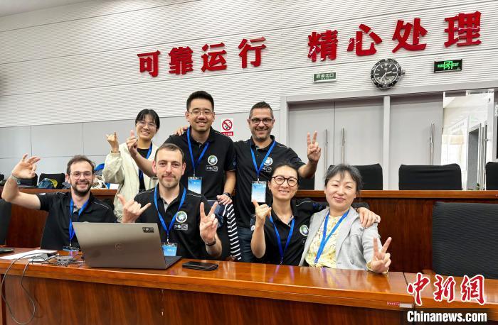 嫦娥六号任务中法氡气测量仪合作团队代表合影。中国科学院地质地球所/供图