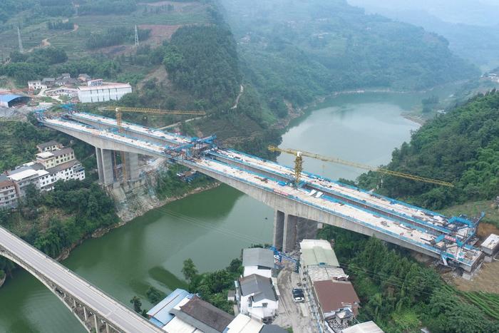 乐西高速公路舟坝水库特大桥左线合龙