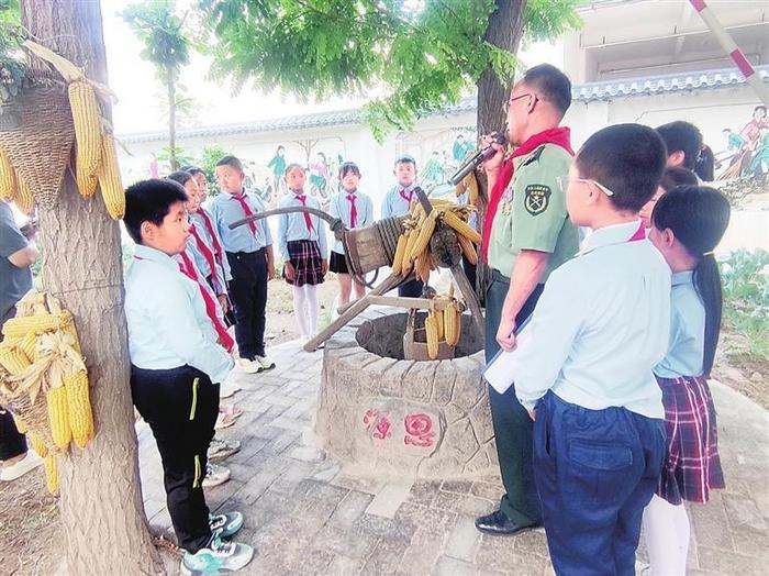 兰州市城关区红山根小学思政课走到田间地头——听先烈故事 续红色血脉