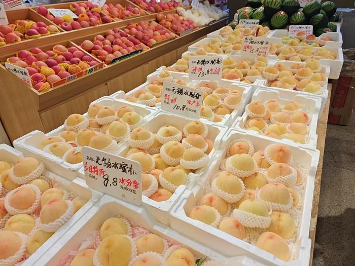 蜜桃、葡萄接连上市，夏日果品迎来密集销售期