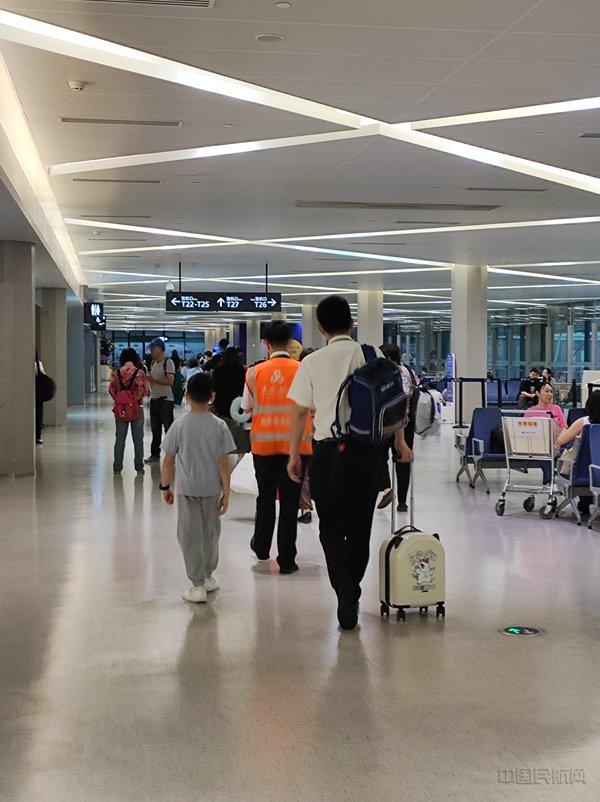 春秋航空地服：暑运中给予无陪儿童别样守候