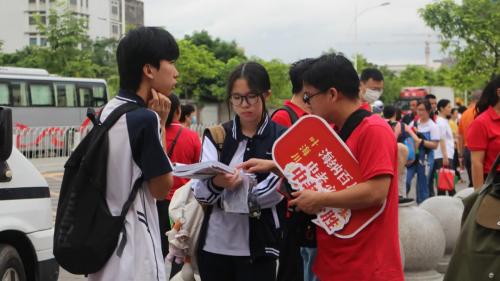 提笔圆梦，决胜中考|卓越教育全日制教师温暖送考