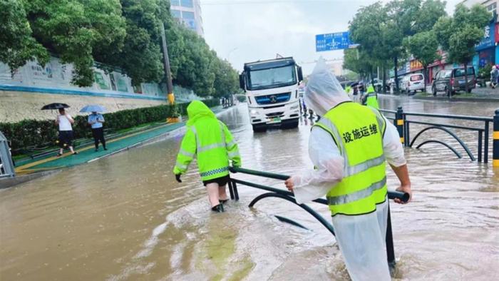 暴雨中，抢险时，我们在！