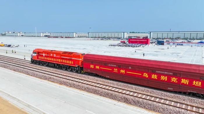 河南郑州国际陆港正式启用，260 余辆比亚迪汽车搭乘首发列车出口乌兹别克斯坦
