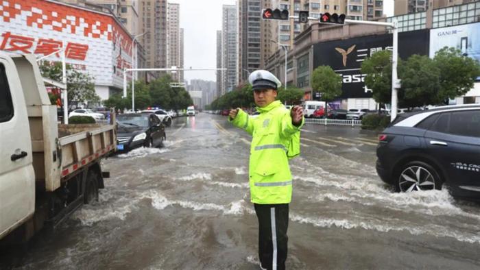 暴雨中，抢险时，我们在！