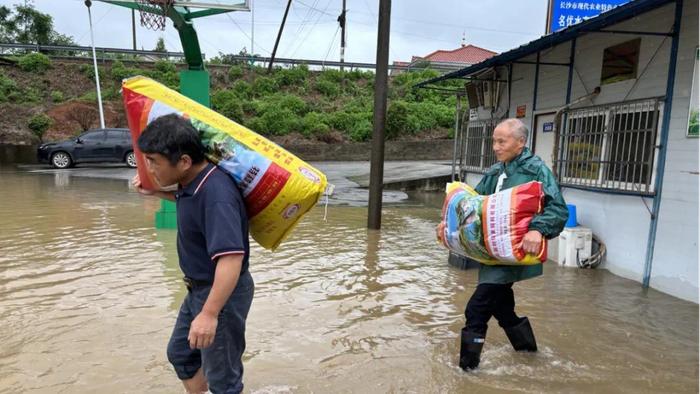 暴雨中，抢险时，我们在！