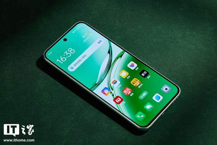 【IT之家开箱】OPPO A3「山涧绿」图赏：超耐磨晶钻工艺，号称“耐用战神”