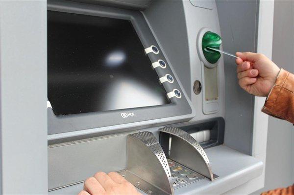 移动支付普及！全国ATM机数量继续下降 你多久没用纸币了