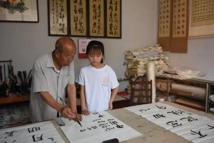 冲上热搜！河北九旬老人教书法20年，分文不取…