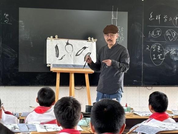 云南美术馆组织专业画家赴永胜开展美术公共教育活动