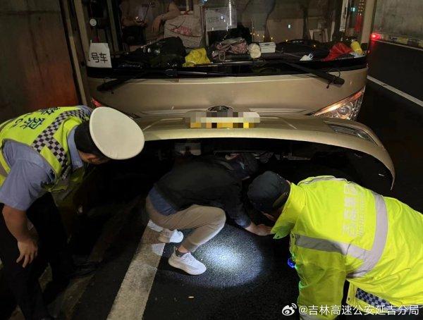 53名游客乘坐的旅游大巴隧道内抛锚  高速交警火速救助