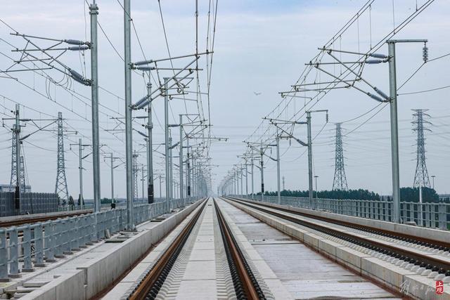 沪苏湖高铁全线铺轨完成，年底具备开通运营条件