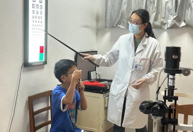 一天接诊百余名儿童，眼科门诊迎来就诊小高峰