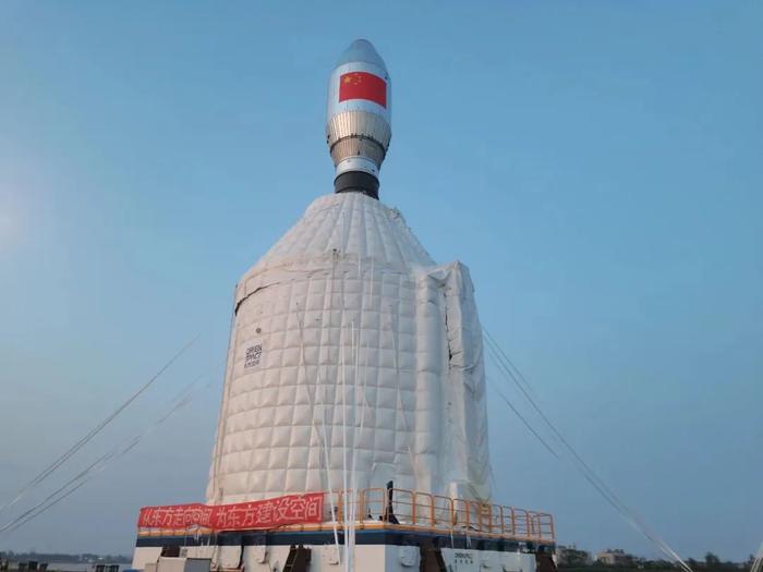 国内首次完成火箭垂直状态远距离海上运输试验，东方空间引力一号试验箭 920 海里“旅游”