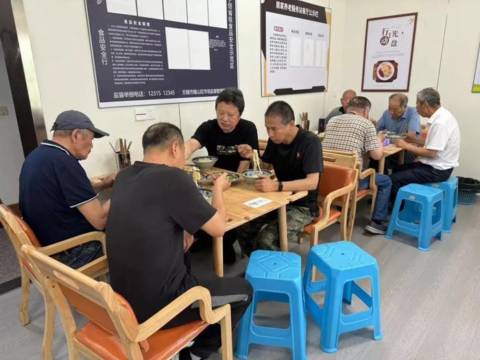 暖心！大厨烧出“幸福滋味” 锡山区谈村一半老人申领幸福餐厅饭卡