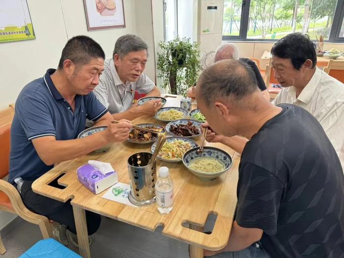 暖心！大厨烧出“幸福滋味” 锡山区谈村一半老人申领幸福餐厅饭卡