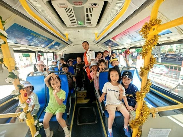 安全月开设童趣课堂：小乘客在公交车上学安全