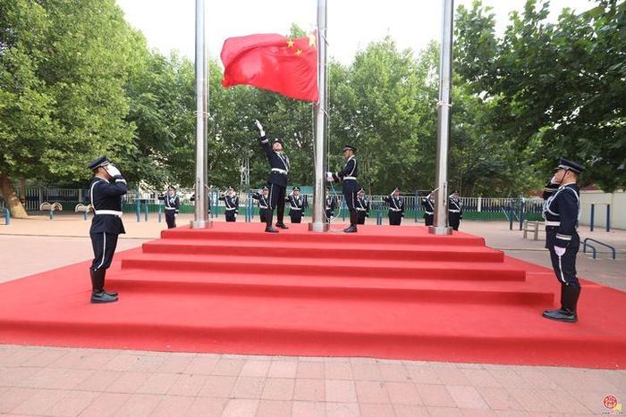 红旗高扬庆“七一” 济钢集团在济钢体育场举行升国旗仪式