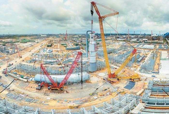 中国石油广西石化公司炼化一体化转型升级项目 首台千吨级大型超限设备吊装就位