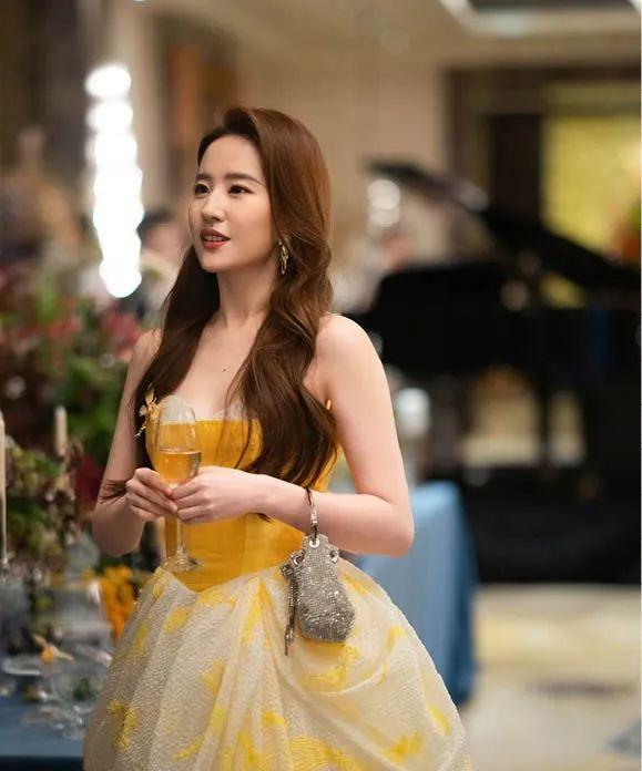 上图:刘亦菲在剧中的人设从香港老钱千金被改成了北京大妞。