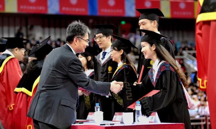 北京大学四千余学子今日迎毕业，毕业典礼入场券藏“惊喜”