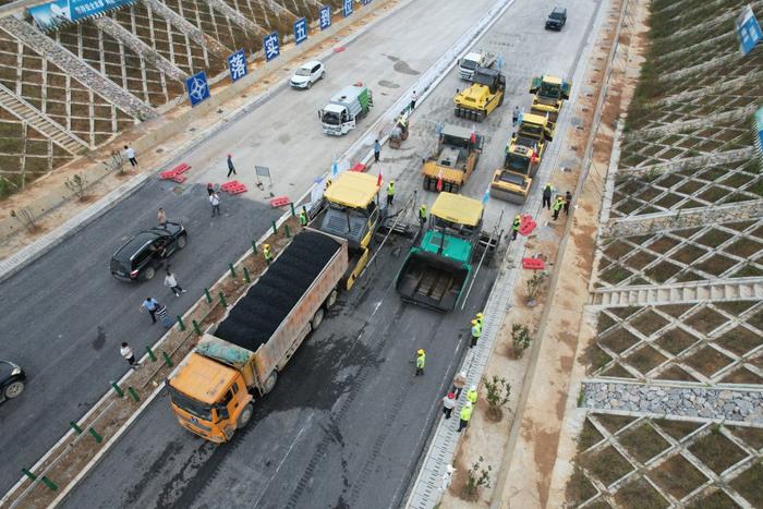 襄阳207国道改扩建项目一标沥青路面摊铺开铺