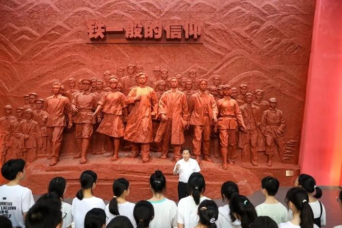 观潮的螃蟹丨我们靠什么穿越“风雨”