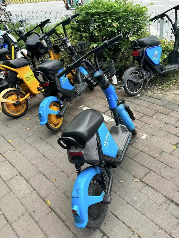 广州男子骑共享电单车遭罚款追踪：街头多为非法投放，有品牌称报销罚款