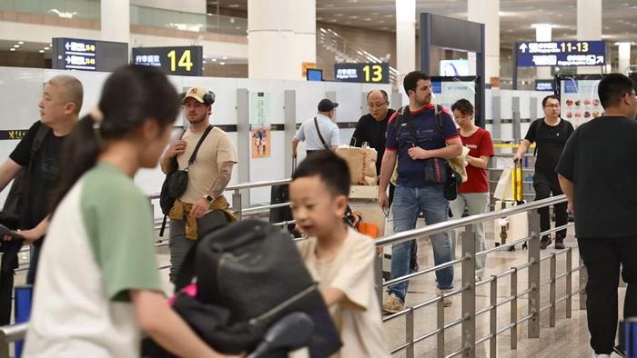 上海空港迎我国对新西兰等三国试行免签后首个来沪航班，今年入境客增1.7倍