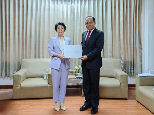 新任驻老挝大使方虹递交国书副本并拜会老副外长坡赛