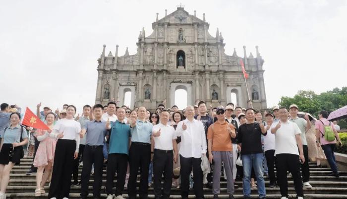 中国郎永远跟党走丨郎酒集团党委在香港金紫荆广场开展爱党爱国「七一」党建活动