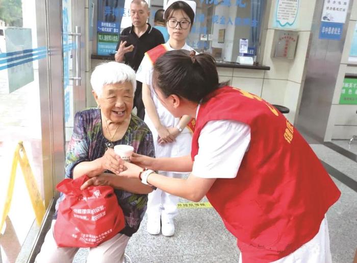 邯郸市人民医院 开展夏日送绿豆汤活动