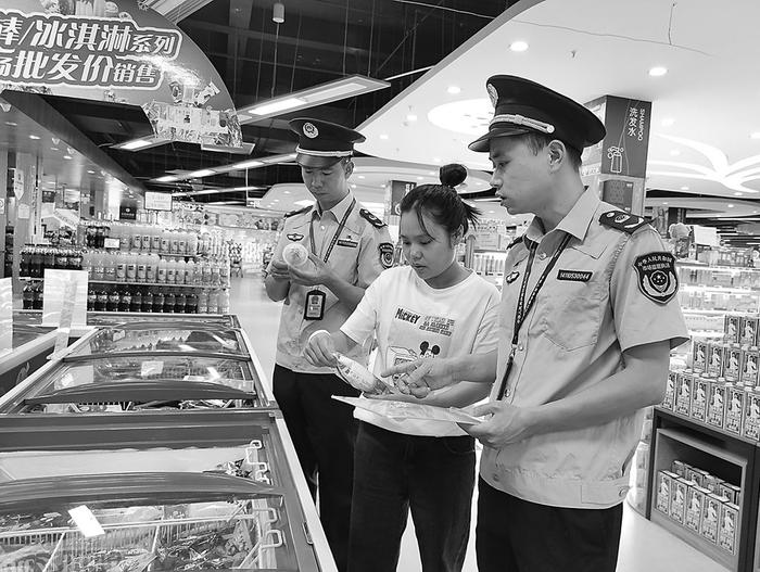 江西省南丰县市场监管局组织执法人员对冷冻饮品进行检查