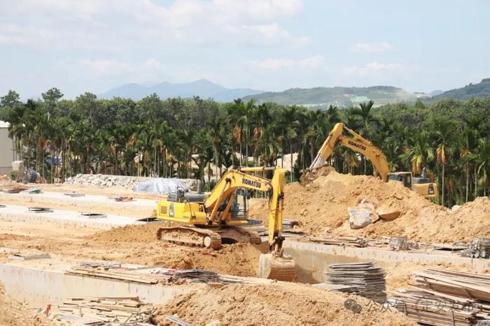 定安大岭矿项目筛分及水洗砂车间顺利封顶 土建工程进入收尾阶段