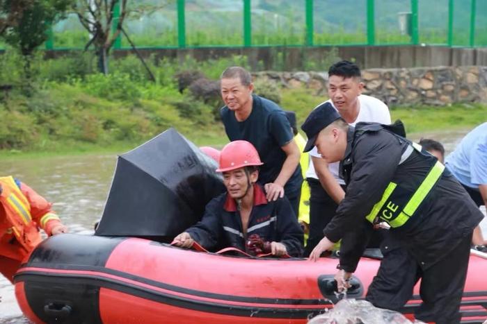 速度！力度！温度！湖北黄石党员民警突击队用忠诚与担当，筑牢“安全堤坝”