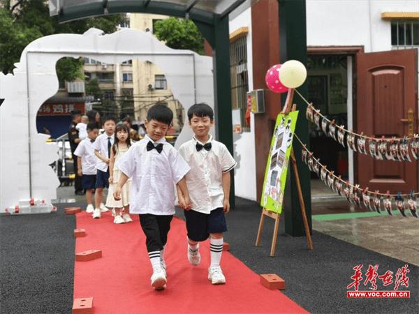 衡钢幼儿园举行“遇见更好的自己”大班毕业典礼