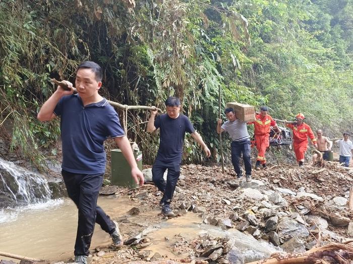 4公里救援路，艰难走了3小时｜三都及时组织力量为灾民运送物资