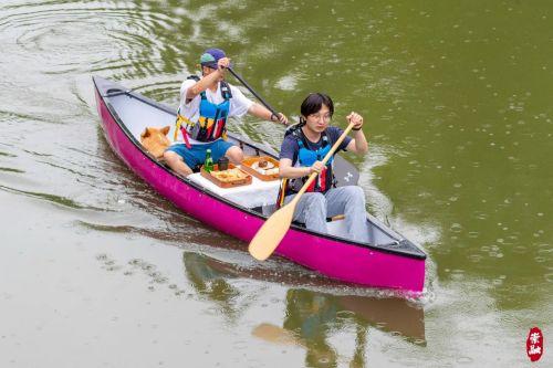 夏日氛围浓 水上运动“热”