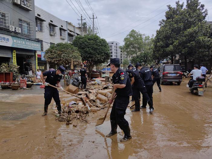 湖南平江遭遇特大洪灾进展：暴雨停水位降 城市交通基本恢复