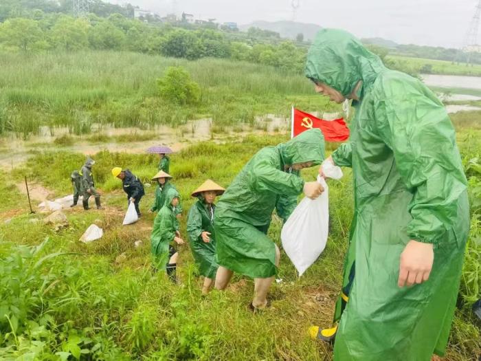安庆：党员在防汛第一线筑起“红色堤坝”