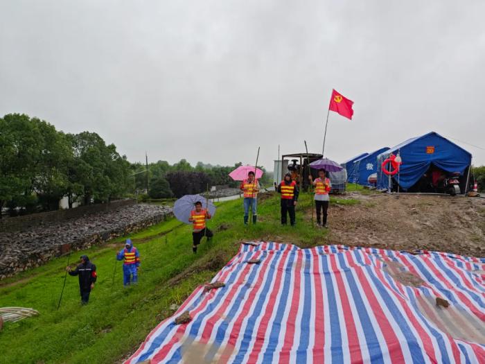 安庆：党员在防汛第一线筑起“红色堤坝”